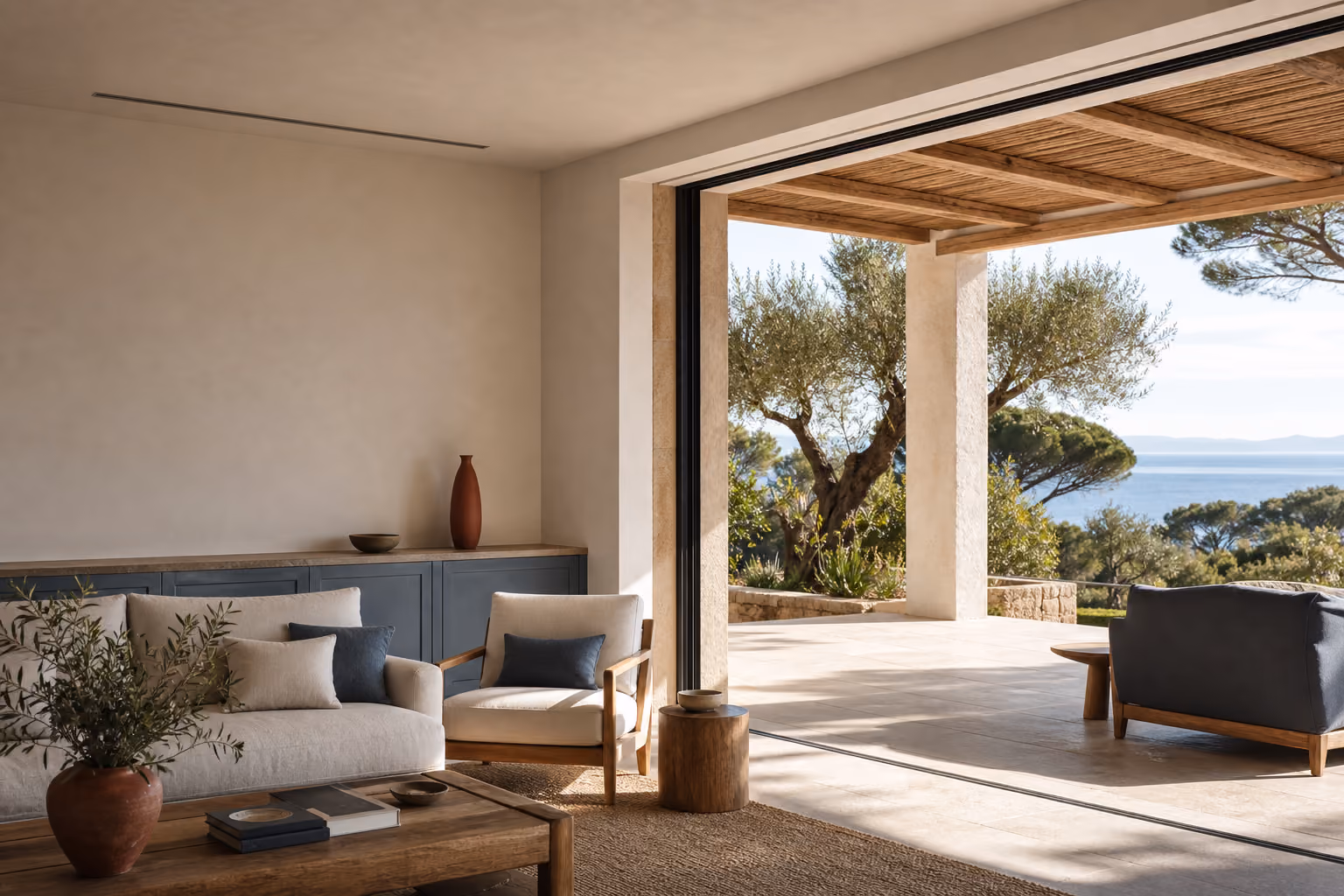 Villa mediterranea aperta su una terrazza ombreggiata.